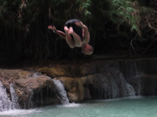 Dabei kamen wir an einem Becken vorbei, wo sehr viele Leute standen und dem Treiben zusahen. Die einen schwangen sich an einem Seil nach vorne und versuchten ihre Kunststücke, ander sprangen vom Wasserfall ins Becken. Auch wir schauten diesem Treiben noch etwas zu und begaben uns danach langsam auf den Heimweg. Mit unserem Moped tuckerten wir wieder langsam Luang Prabang zu. Gerade rechtzeitig vor dem Einnachten waren wir wieder in unserer Pension angelangt.