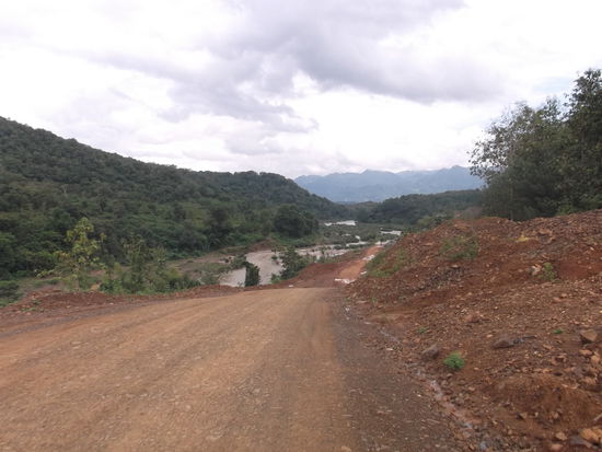 Ab und zu kam ein Dorf und plötzlich war die Teerstrasse zu Ende. Ich folgte also der Naturstrasse und erwartete, dass diese irgend einmal aufhörte. Dem war aber nicht so, und ich fuhr weiter und weiter. Die Motorradfahrer, die mir begegneten oder mich überholten machten nur grosse Augen. Wahrscheinlich hatten sie noch nie eine sooo alte Frau auf einem MTB gesehen. Ich genoss es sichtlich. Ab und zu begegneten mir auch Touristen auf dem Motorrad und, die mir freundlich zu winkten. Die Strasse sah nicht überall so aus wie hier. Manchmal hatte es zünftige Schlaglöcher oder dann wieder riesige Pfützen, wo ich ganz langsam durchfahren musste, sonst hätte ich ausgesehen, wie Beat Breu nach einem Querfeldein-Rennen. Ich war sehr gespannt, wohin mich dises Abenteuer führte.