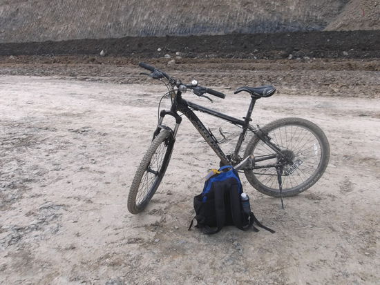 Damit habe ich meine MTB-Tour gefahren. Sieht gar nicht schlecht aus gell? Der Sattel war auf jedenfall bequemer, als er aussah. 
Ich sattelte also wieder mein MTB und fuhr bis zum Dorf hinunter, wo ich noch 2 Fl. Nam (Wasser) kaufte, damit ich ja genug Flüssigkeit dabei hatte, man weiss ja nie. Dann radelte ich weiter auf der Strasse durchs Niemandsland. Es war wirklich sehr dünn besiedelt. Nur sehr selten begegneten mir Menschen. Wenn Frauen dabei waren, winkten sie mir immer freundlich zu. Irgendwann kam ich an eine Kreuzung. Soll ich nun links oder nach rechts fahren? Ich sah auf einer Tafel, dass der Weg nach links zu einem weiteren Elefanten Camp führt und rechts, das konnte ich nicht verstehen. Ich kramte also meine Wunderkarte heraus, und machte auf dieser die Kreuzung aus. Darauf zeigte der linke Weg in eine Sackgasse, also musste ich mich rechts halten. Gedacht, getan!