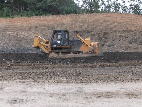 Und hier wurde gebaut. Wofür, habe ich keine Ahnung. Soll hier vielleicht eine Autobahn entstehen? Der Trax walzte eine Piste von sicher 10 m Breite neben der Strasse, auf der ich fuhr. Ich konnte niemanden fragen, da sie mich, oder ich sie doch nicht verstanden hätten.