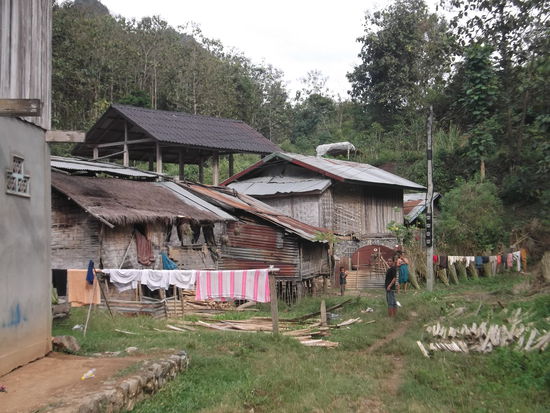 Als ich so weiter radelte, kam ich kurz vor einer Steigung an einem Dorf vorbei. Das wollte ich mir genauer ansehen. Die Hütten sahen wirklich sehr schief aus. Ich ging auf diesem schmalen Weg zu den Frauen hin, die da standen und mich verwundert ansahen.