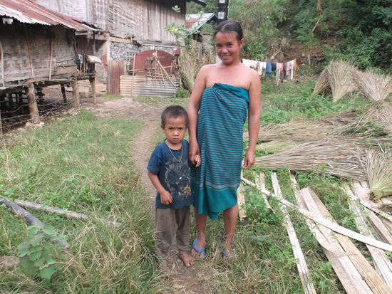 Ich begrüsste sie freundlich mit einem "Sabbaidii" und sie grüssten mich zurück. Ich winkte dem kleinen Jungen zu, der sich schüchtern hinter seiner Mä (Mutter) versteckte, machte ein Foto von ihm und zeigte es ihm. Das zauberte plözlich ein scheues lächeln in sein Gesichtchen.