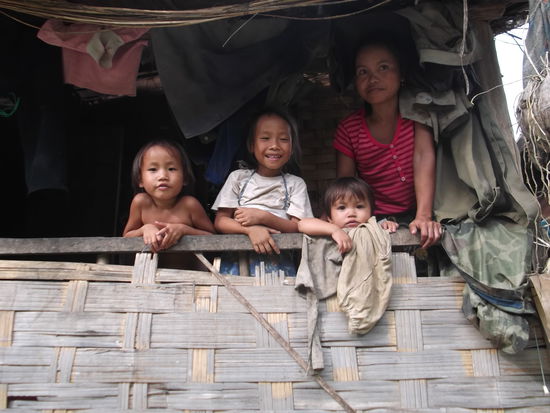 Aus einem Haus, schaute uns eine Mutter mit ihren 3 Kindern neugierig zu. Ich machte auch von ihr ein Foto und schon kam ein Gespräch in Gang. Ihre Kinder sind 2,3 und 4 Jahre alt. Ich glaube, hier wird wirklich noch sehr jung geheiratet. Die Menschen scheinen hier auch sehr glücklich zu sein, sind sehr offen und neugierig.