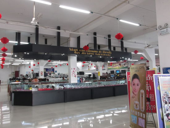 Ein Stand mit Uhren und Schmuck!