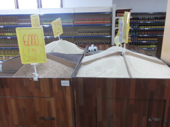 Reis in allen Variationen und dazu eine Aircondition, die einen beinahe davon blies. 
Nach kurzer Zeit war der Wolkenbruch vorüber und ich machte mich aufs Velo, um die letzten Km hinter mich zu bringen. Ich wollte noch vor 17.00 Uhr beim Velovermieter sein, weil danach für den Nachtmarkt aufgebaut wird. Dann war mit dem Bike kaum mehr durch zu kommen. Bald war ich am Ziel und der junge Mann war wahrscheinlich froh, dass ich nicht damit abgehauen bin. Ich erzählte ihm freudig, wo ich durch gefahren bin. Ob er sich dort auskennt, weiss ich nicht. Vielleicht war er noch nie dort im Niemandsland.