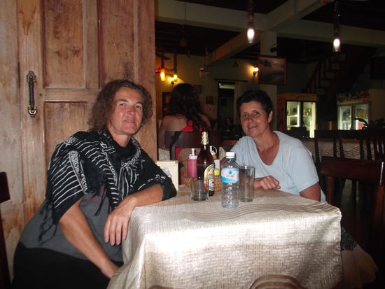 Da es unser letzter gemeinsamer Abend war, sind Uta und ich noch im Coconut zum Nachtessen gegangen. Sie erzählte mir von ihrem Erlebnis in der Klinik. Dass es dort miserable hygienische Zustände sind und die Verwandten ihre Angehörgen verpflegen müssen. Sie würde sich niemals dort behandeln lassen, und schon gar nicht hinter ein uraltes Röntgengerät stehen. Sie wird weiterhin ihren Zaubertrank aus Zwiebelsaft und Zucker einnehmen und im äussersten Notfall nach Bangkok fliegen, um sich dort behandeln zu lassen. Bangkok ist ja bekannt für eine gute ärztliche Versorgung. 
Beim Nachtessen haben wir noch Sophie getroffen. Eine Schweizerin aus Fribourg, die auch alleine unterwegs ist. Sie hat von uns dieses Foto geschossen.
Am nächsten Morgen liess ich mich um 4.30 wecken. Der Tuck-Tuck-Fahrer will um 5.00 Uhr kommen und mich abholen. Als ich um 4.50 aus dem Hause kam, war er schon da. Diese Zuverlässigkeit hätte ich ihm nicht gegebe,. Da er der Bruder unseres Vermieters war, musste er schon pünktlich sein. Dem entsprechend früh war ich auch am Flughafen, der erst um 6.00 Uhr öffnete. Wenn ich das gewusst hätte, hätte ich noch etwas länger liegen bleiben können. Ich gönnte mir dafür ein gutes Frühstück im Flughafenrestaurant und begab mich dann zum Check-in Schalter. Noch vor dem Flugplan, rollte die Maschine aufs Startfeld und flup, waren wir in der Luft und auf dem Weg nach Bangkok. 
Liebe Uta, ich danke Dir für die schönen gemeinsamen Tage und wünsche Dir auf Deiner weiteren Reise gute Gesundheit und noch viele spannende Erlebnisse.