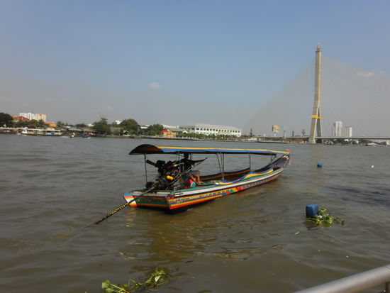 So sieht es am Fluss aus. Faszinierend sind die grossen Gegensaetze.