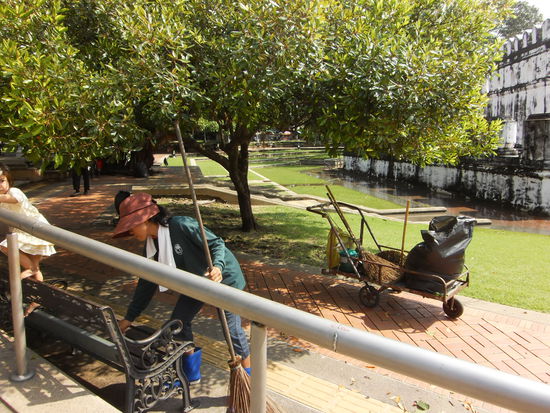 Frauen an der Arbeit. Sie sind trotzdem immer freundlich und haben ein Laecheln im Gesicht.