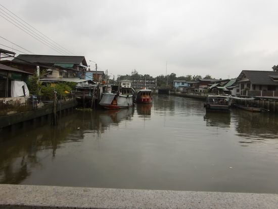Schiffe und Hausboote am Fluss