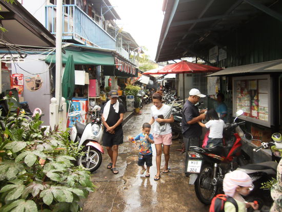 Hier ist ein Kindergarten, der vom Bangkok-Biking unterstuetzt wird. Und durch solche Gassen sind wir gefahren.