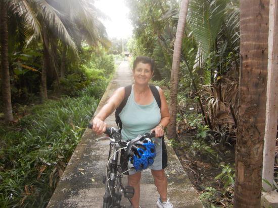 Auf solchen Wegen fuhren wir die meiste Zeit ueber die Insel.