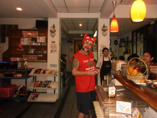 Also, jetzt versuche ich es schon zum dritten Mal mit diesen Halloween Bildern, Hoffentlich klappt es jetzt. Das ist der Kanadier Divor aus meinem Guest-House. Er ist auf dem Weg zur Halloween-Party. Da wird heute nacht etwas abgehen. Hoffentlich machen die Heimkehrer keinen Radau, aber ich glaube dieser Wunsch ist hoffnungslos. Dann besteht meine Hoffnung wenigstens darin, dass ich gut schlafen kann und ueberhaupt nichts hoere. Auf der Gasse hat es zahlreiche junge und alte mit Flunkernden Dingen auf dem Kopf. In den Gassenrestaurants sorgen aber auch verschiedene Musiker fuer Unterhaltung. Ich bin soeben an einem Falang vorbei spatziert, der fetzige Country-Musik spielte. Also, wenn es hier Line-Dancing geben wuerde, haette ich mich auch noch unters Volk gemischt. Aber das kann man hier bestimmt vergessen. Ich bin ja auch nicht darum hierher gereist.