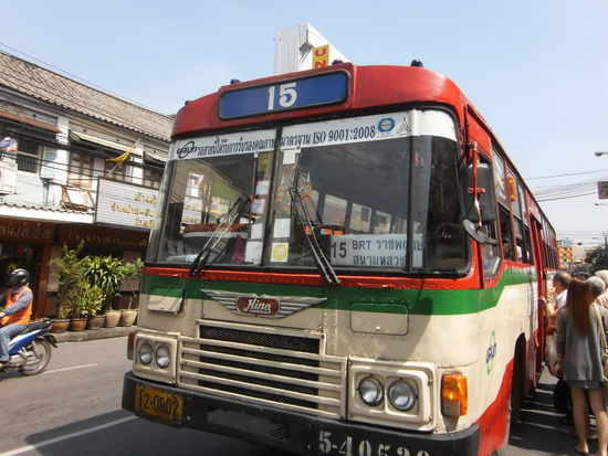 So sieht ein Bus aus. Es sind schon aeltere Modelle, aber sie tun ihren Dienst immer noch.