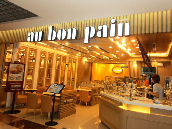 ein ganz anmaecheliger Brotladen. Alles sehr sauber, aber unser feines Brot kriegt man wahrscheinlich nur in der Swiss-Backery in Bangkok. Dazu bin ich noch nicht gekommen und kann es noch ganz gut machen ohne.