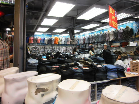 und so sieht es bei MBK aus. Das ist ein Mega grosses Einkaufszentrum, da wuerdet ihr nur staunen. Die verschiedenen Shops sind gestossen voll Ware, egal welche Artikel es sind und das auf 5 Stockwerken. Im einen Stockwerk sind Kleider, in einem anderen Elektronik, d.h. Handys und Zubehoer, Kameras, PC usw. Im Zentrum steht ein Einkaufstempel neben dem anderen. Ich war noch im Siam Discovery, da sind nur Marken-Shops drin und beinahe zu unseren gewohnten Preisen.