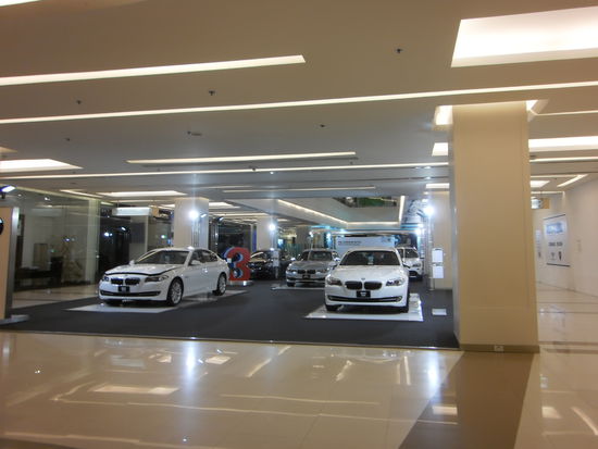 Das ist ein Ausstellungsraum im 3. Tempel auf 2 verschiedenen Stoecken, alles lauter Mercedes. Einfach fuer meine Begriffe unglaublich. Ich bin ja hier auch nicht massgebend, als Landpomeranze. Aber das gibt es nicht einmal in Zuerich oder in deutschen Staedten.