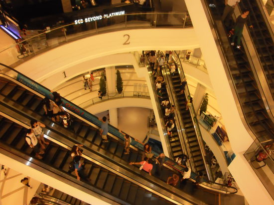 Und so sieht die Mall aus, wenn man zuoberst auf der Rolltreppe steht und 4 Stoecke hinunter schaut.