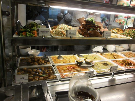 "Super-Tempel", den namen weiss ich schon nicht mehr, war der ganze untere Stock mit verschiedenen Restaurant einreichtet. Das Angebot war sooo gross, dass einem die Auswahl schwer viel. Alles war sehr schoen angerichtet mit viel Salaten drum herum. Salat aber als Vorspeise habe ich nirgends gefunden. Zum Glueck gibt es die Vitamine immer in Gemueseform im Vegi-Menue.
Liebe Conny, Nicole, Roli und Roger, ganz herzlichen Dank fuer Eure Eintraege im Gaestebuch. Ich freue mich natuerlich sehr, so mit Euch verbunden zu sein. Renate, auf dich freue ich mich auch sehr, vielleicht bist Du schon auf dem Flughafen und morgen Abend werden wir in  Chiang Mai unsere Sozial-Wochen beginnen. Ich wuensch Dir einen guten Flug und bis bald! Also liebe Freunde, ob es morgen schon wieder einen Bericht gibt, kann ich Euch noch nicht sagen. In Chiang Mai muss ich zuerst die Internet-Moeglichkeiten abchecken.  Beginnt gleich mit der thailaendischen Tugend "Geduld" ueben.