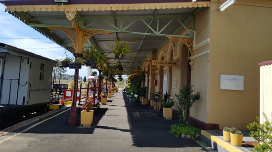 Der schön geschmückte Perron