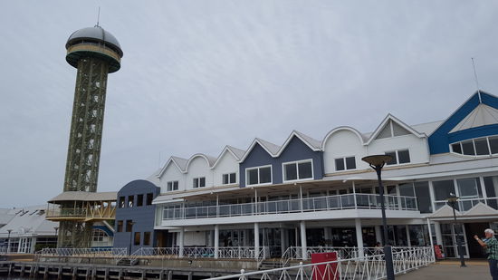 Das Hafengelände mit Aussichtsturm