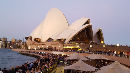 So viel Volk am Freitag Abend vor dem Opera-House