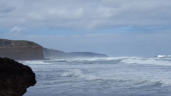 Die Wellen peitschen an die Felsen