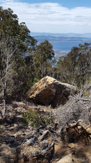 Der abgebrochene Felsbrocken