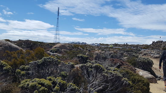 Der Sendeturm auf dem Gipfel