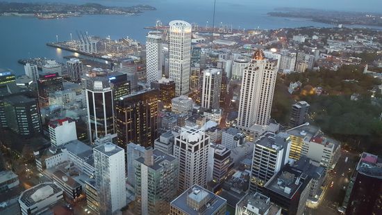 Auckland in der Abend Dämmerung