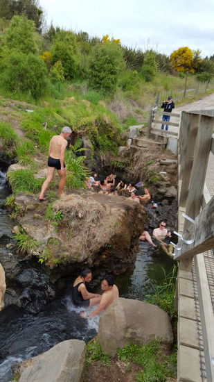 Es wird in einem warmen Bach gebadet