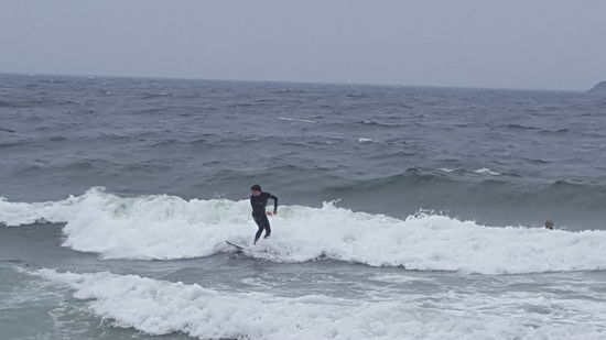 Gut erwischt, bevor der Surfer wieder tauchte.