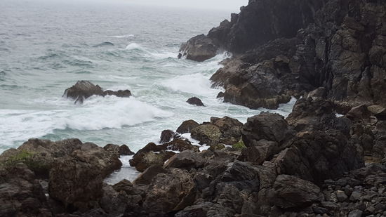 Und die Gischt spritz zum Felsen hoch.