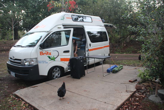 Unser Voyager beim Einrichten und neugierigen Hühnern