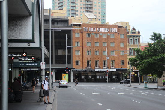 Unser Hotel ganz in der Nähe der City.
Hier kurz vor der Abfahrt zu den Blue Mountains.