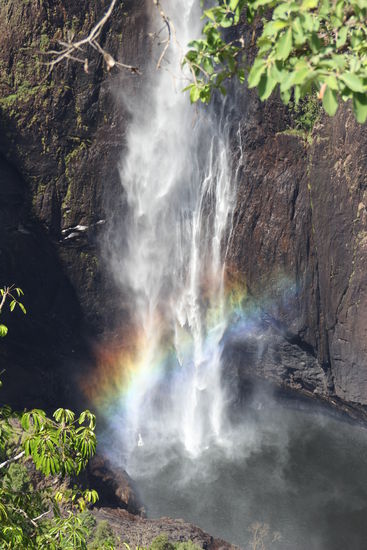 Wallaman Falls mit Regenbogen (großer Wasserfall)
