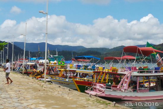 Mit solchen bunten Booten machen wir eine Fahrt durch die Inselwelt der Costa Verde