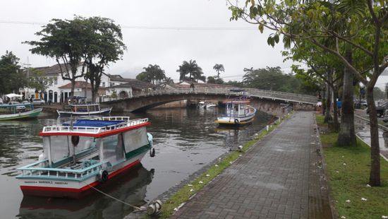 Die Seufzerbrücke, ähnlich wie in Venedig.
Wen man mit Fahrzeug über diese Brücke fährt, seufzt man tatsächlich erleichtert auf. Man hat die Rumpelei über das alte, verschobene, sehr grobe Kopfsteinpflaster geschafft.