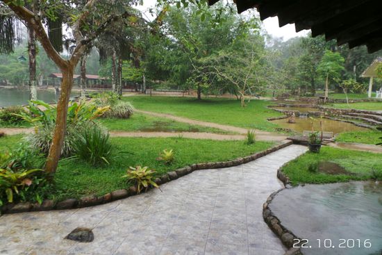 Einer der besten Campingplätze an der Costa Verde. Es muß viel Arbeit machen,
den in Ordnung zu halten .