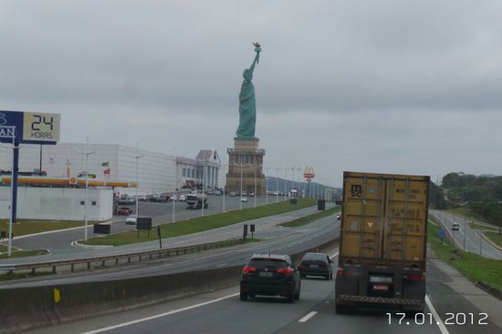 Wir sind nicht in New York, sondern die bekannte Statue ist das Wahrzeichen einer großen Supermarkt-Kette.