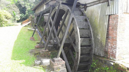Auf dem Hof gibt es noch eine komplette Wassermühle und über Transmission