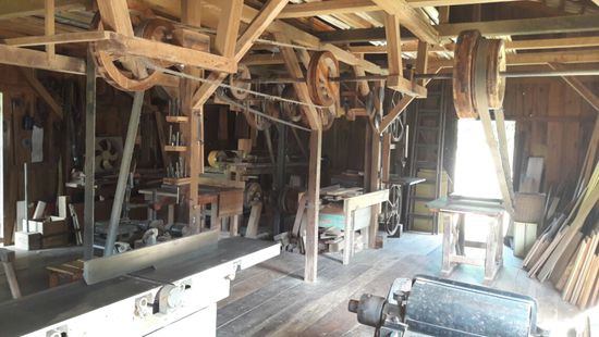 werden Maschinen einer Tischler-Werkstatt angetrieben.