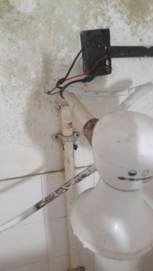 Beim  Duschen muss man nicht so genau nach oben schauen, 220 Volt,  blank zusammengerödelt.
Aber es funktioniert, und wir haben noch keinen Stromschlag bekommen.