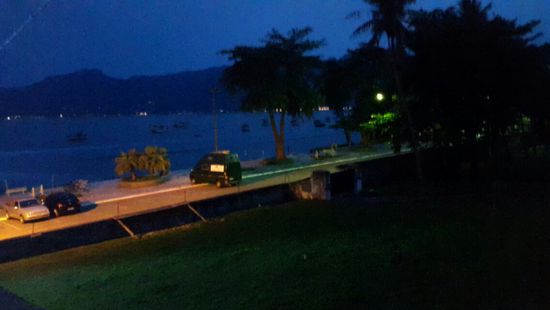 Einmal finden wir erst am späten Abend einen ruhigen Übernachtungsplatz an einem kleinen Hafen.