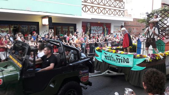 Oktoberfest in Blumenau, das größte Oktoberfest außerhalb Münchens,
ca.  500.000 Besucher