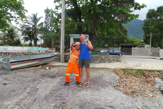 Ein freundlicher Müllwerker am Strand