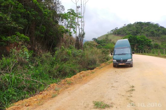 Abseits der Hauptstraße ist es ruhig (Mittagspause).
In Brasilien nennt man die Pisten Erdstrassen.