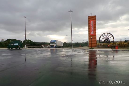 Auf dem Weg von der Küste zu den Iguacu-Wasserfällen übernachten wir zweimal an großen Tankstellen mit angeschlossenem Restaurant. Diese haben 24 Std. geöffnet und man hat gutes Internet.