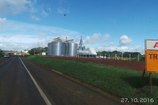 Weiter geht die Fahrt vorbei an großen Getreide-Silos