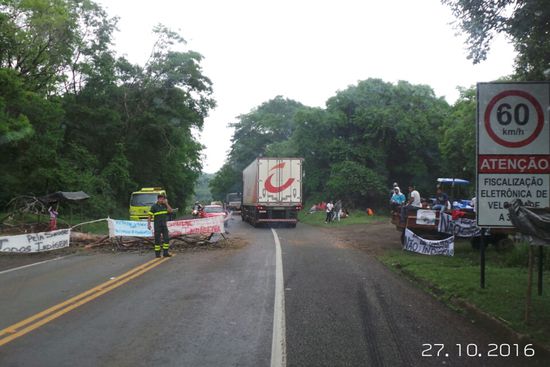 Einige Male werden wir gestoppt von der indigenen Bevölkerung, die gegen Landbeschneidung protestieren.