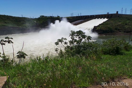Beim Überlauf (das Wasser schießt mit 140 km herunter) ist es feucht.